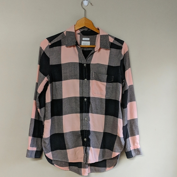 American Eagle Outfitters Tops - AE light pink & black plaid button down